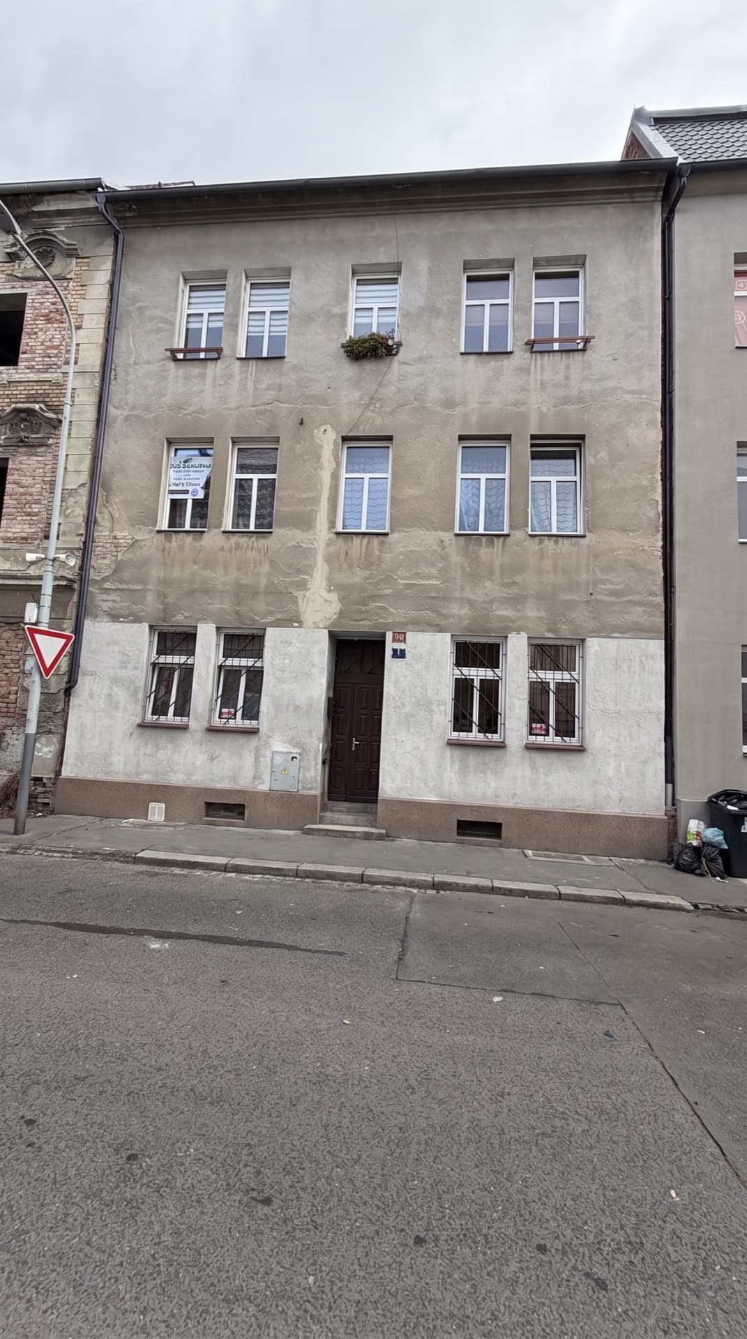 Průčelí domu s vchodem
