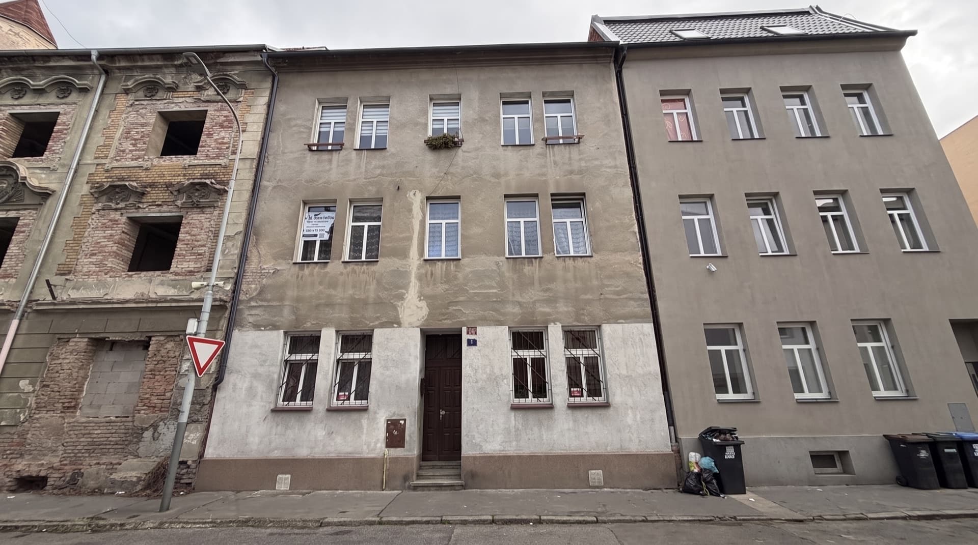 Dům a sousední domy z ulice